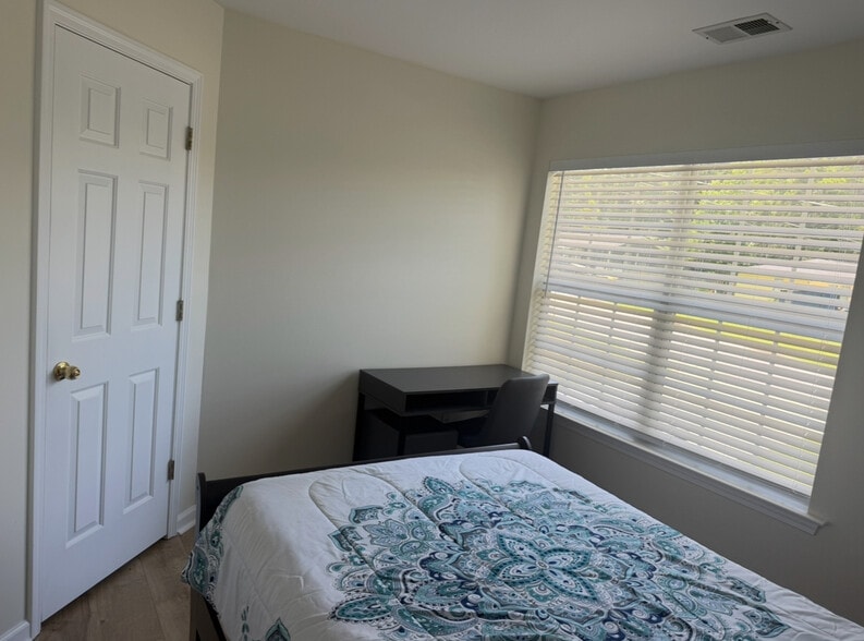 Building Photo - Room in House on Kennesaw Dr