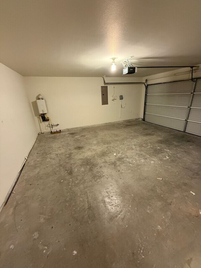 Building Photo - $1000.00 off 1st month Rent!! Spectacular ...