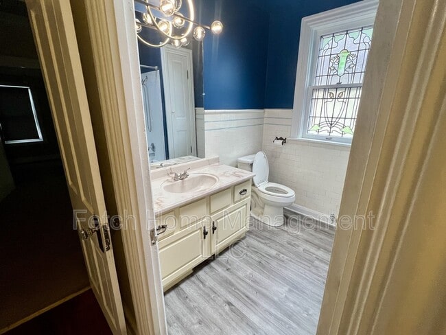 Building Photo - 533 W Walnut St