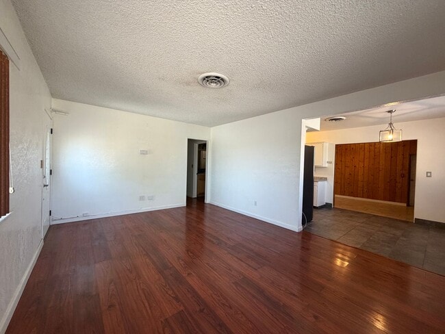 Building Photo - 3 Bedroom 2 Bathroom House on Corner Lot with 2 Car Garage Locate din Irwin Estates