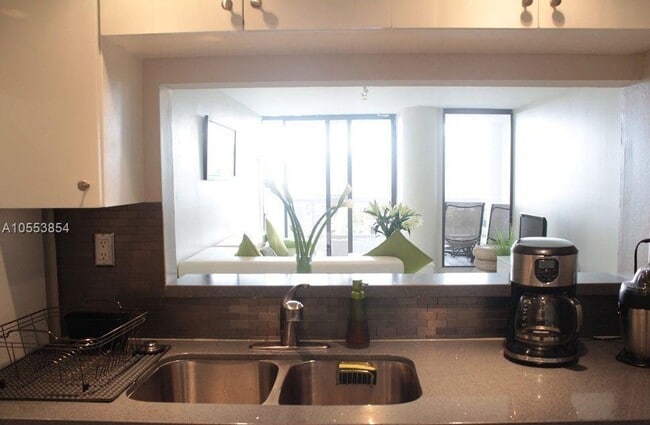 Building Photo - 1717 N Bayshore Dr