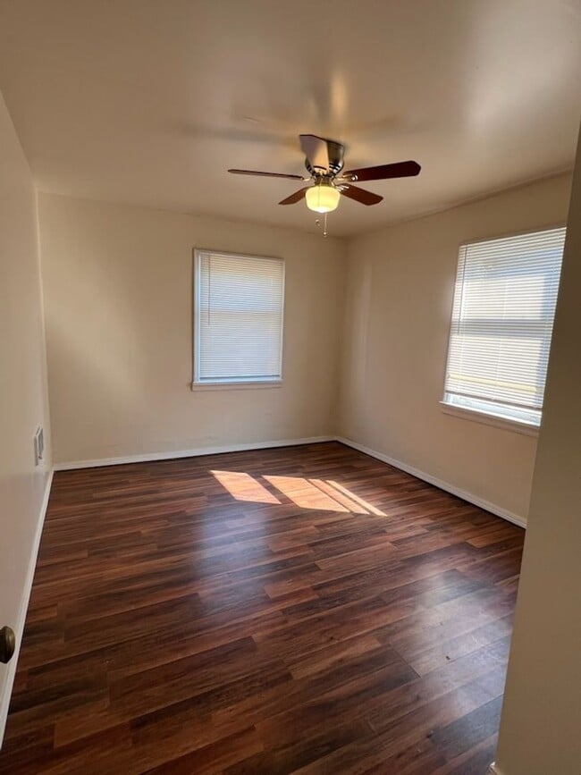 Building Photo - Spacious 3 bed, 1 bath, a/c, d/w and bonus...