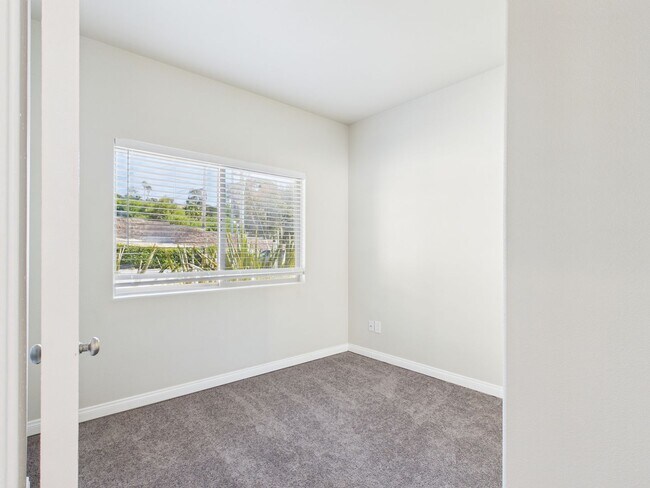 Building Photo - NEW NEW NEW remodeled -3bedroom/3bath Town...