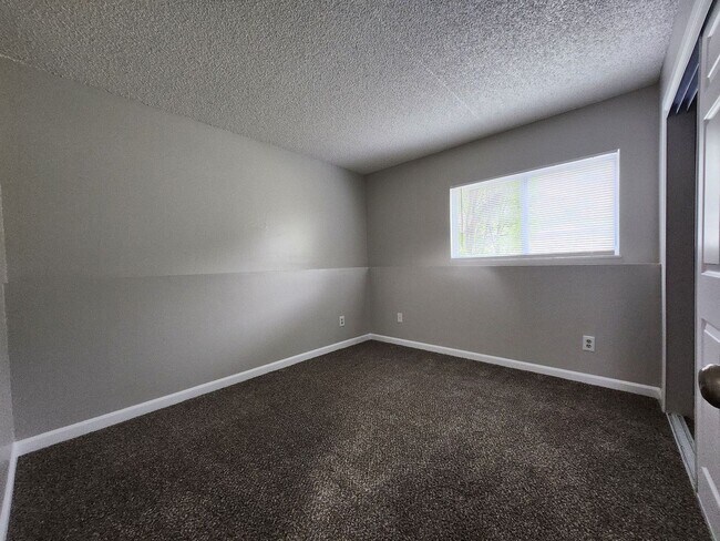 Building Photo - 2922 Straus Ln