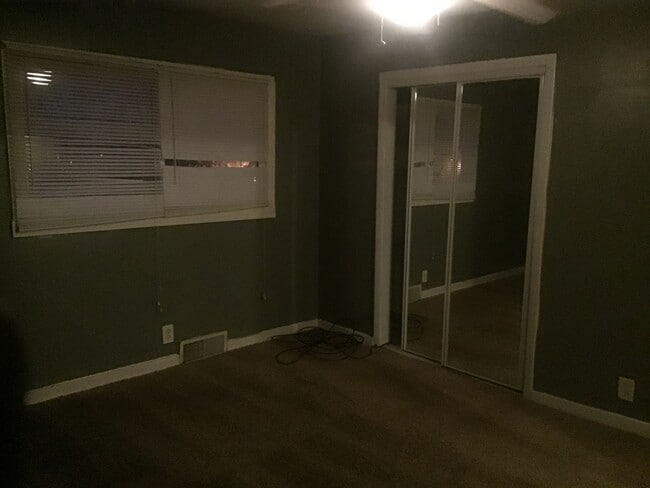 Building Photo - 4 Bedroom 1.5 bathroom Single Family Home