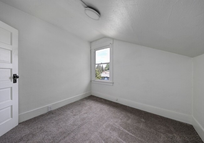 Building Photo - 6015-6017 SE 99th Ave