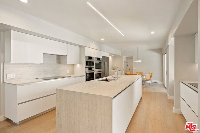 Building Photo - 650 N Tigertail Rd