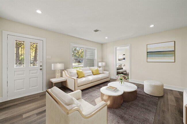 Building Photo - 1034 W 43rd St