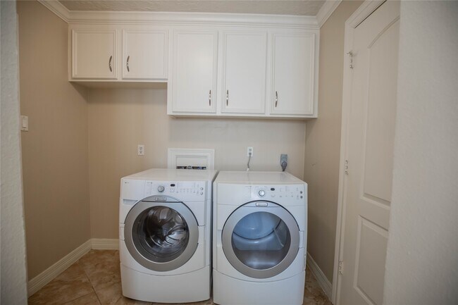 Building Photo - 1627 Fall Valley Dr