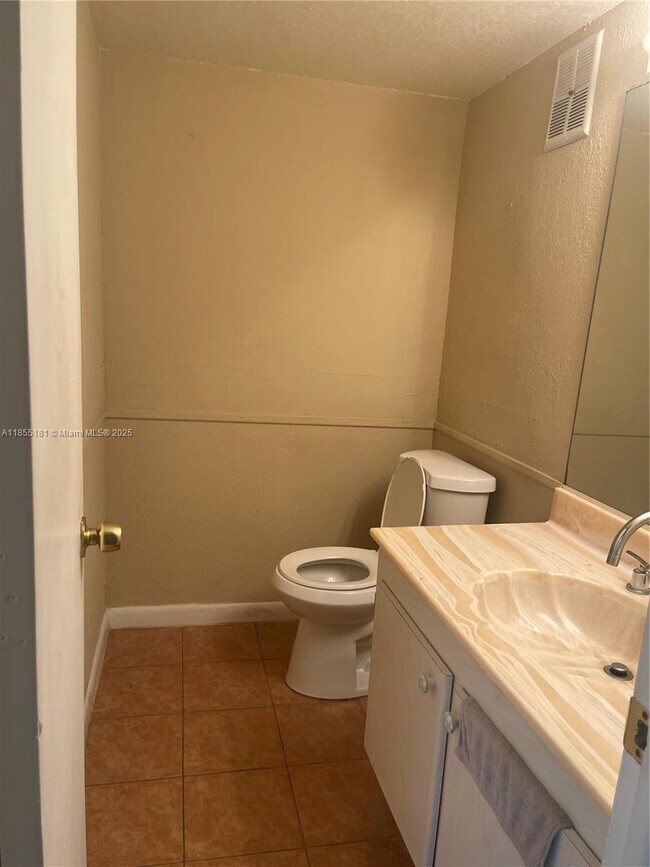 Building Photo - 6548 Racquet Club Dr