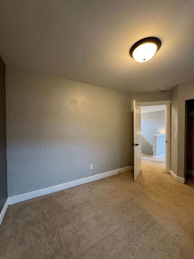 Building Photo - HUGE PET FRIENDLY Rental