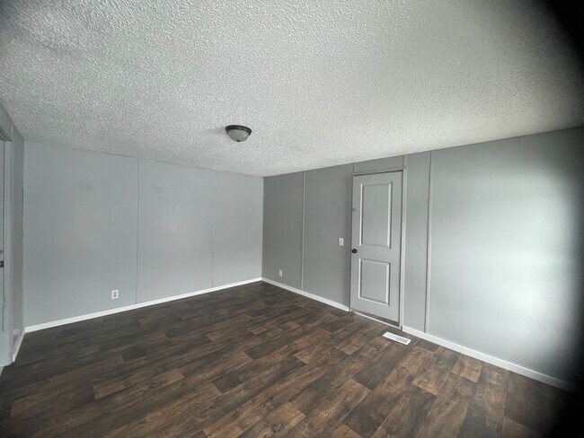 Building Photo - Country living with spacious front and backyard - 3 beds/ 2bath available now