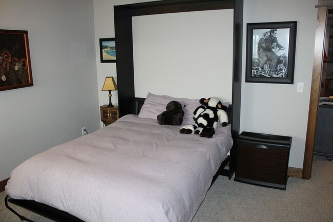 Building Photo - Stunning Fully Furnished Townhome with Lake Views