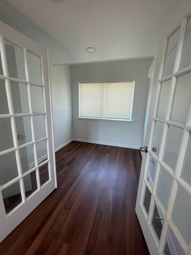Building Photo - TOP FLOOR CONDO WITH ONE BEDROOM, DEN WITH...