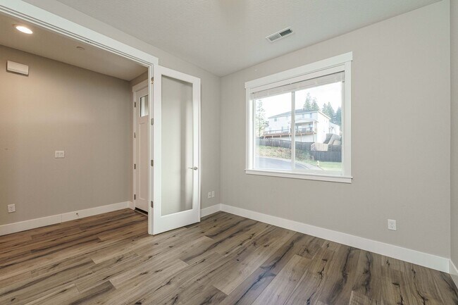 Building Photo - Charming 3-Bedroom, with Office and 2 Bath...