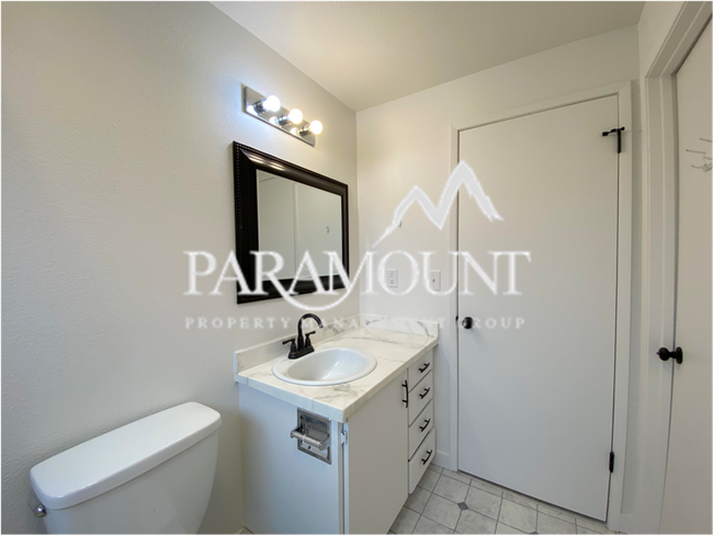 Building Photo - Newly Renovated 3 Bedroom!