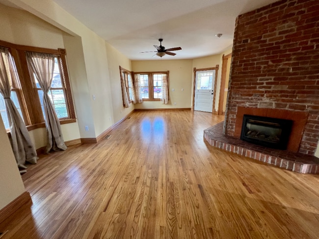 Building Photo - Charming Three Bedroom Home!