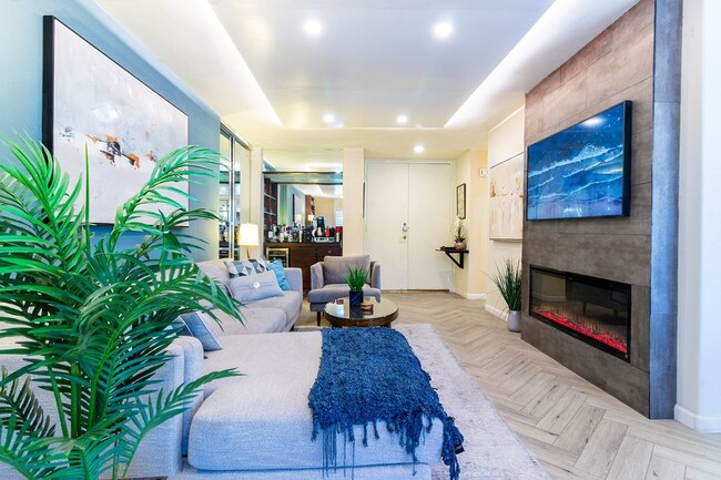 Building Photo - 117 S Doheny Dr