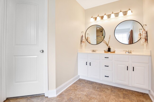 Building Photo - Pet Friendly Three Bedroom!