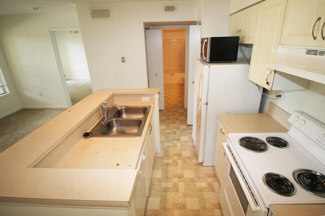 Building Photo - 4823 Via Palm Lakes Via