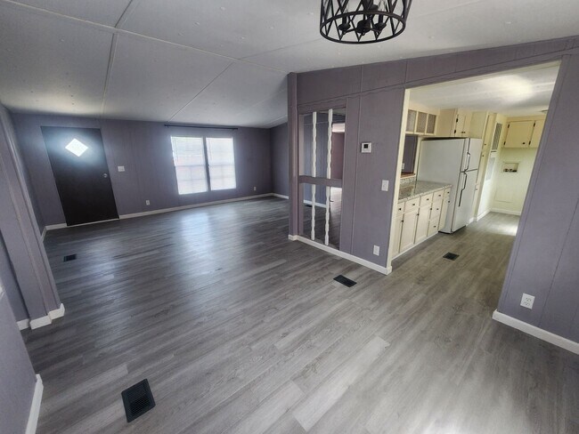 Building Photo - 3 Bedroom, 2 Bathroom Rental NOW Available!