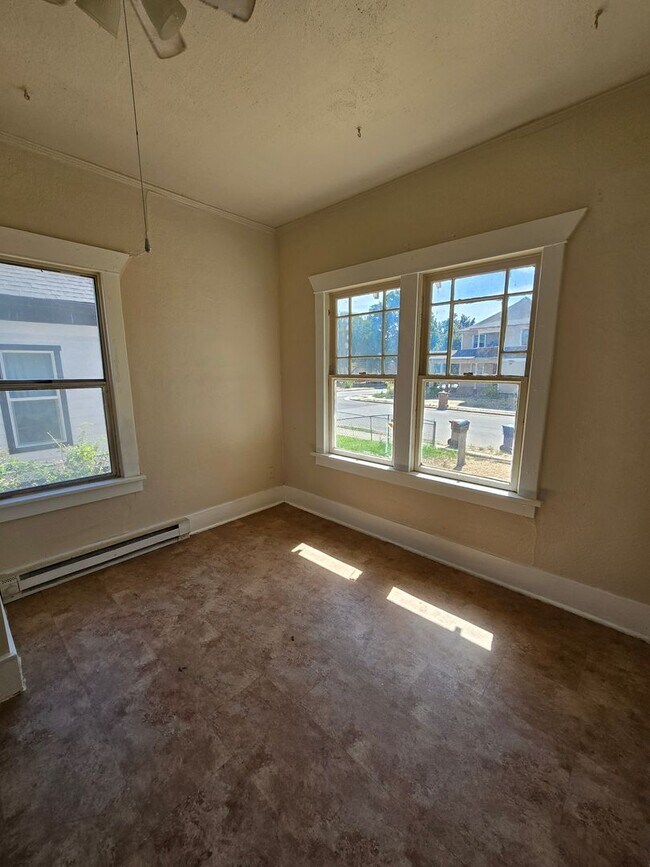 Building Photo - Centrally located 4 bedroom home