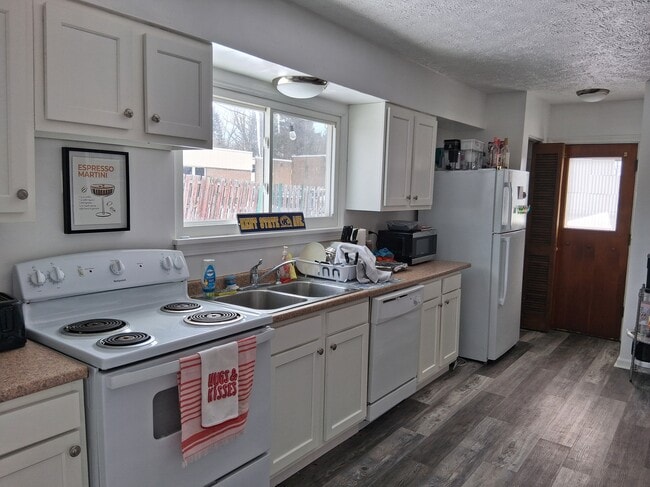 Building Photo - Joyanne Court