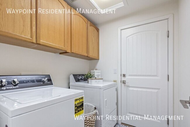 Building Photo - 4943 W Catalpa Dr