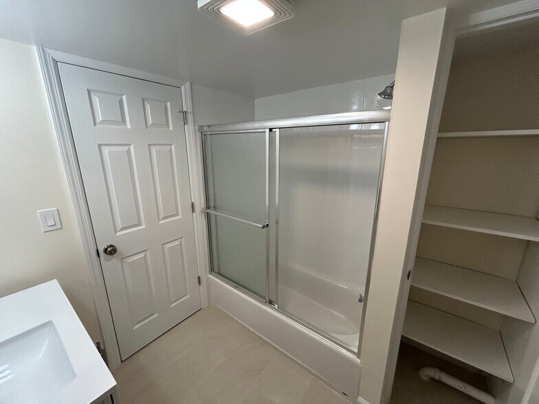 Bathroom - 90 Havemeyer Ln