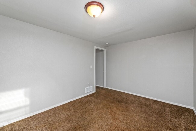 Building Photo - AVAILABLE NOW! 5 Bedrooms, 2 Bathrooms in ...