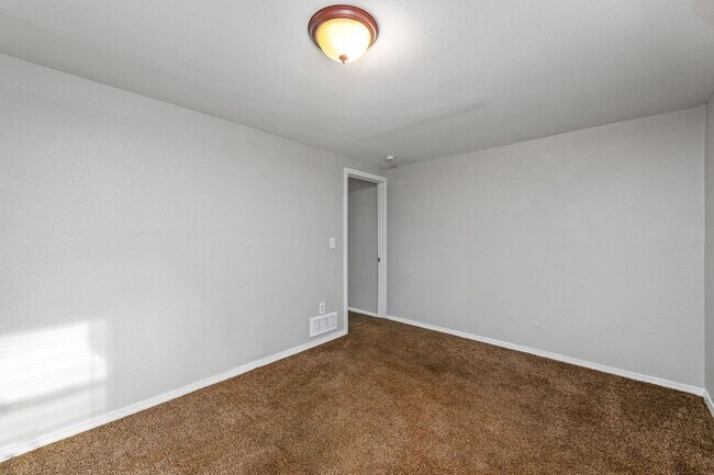Building Photo - COMING SOON! 5 Bedrooms, 2 Bathrooms in Ka...