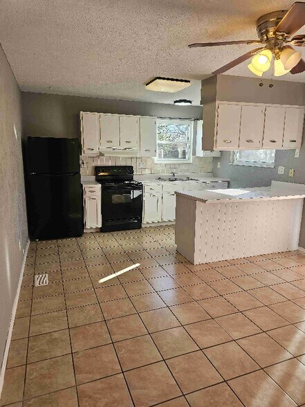 Building Photo - 5 Willow Dr