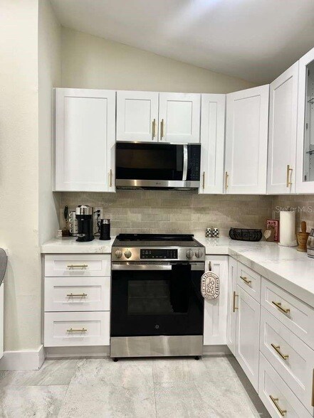 Building Photo - 8240 Cypress Lake Dr