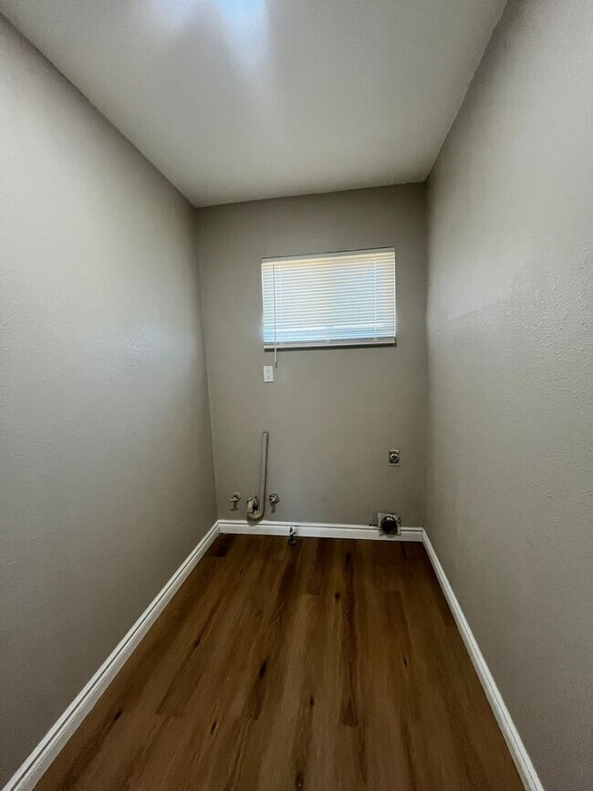 Building Photo - 840 S F St