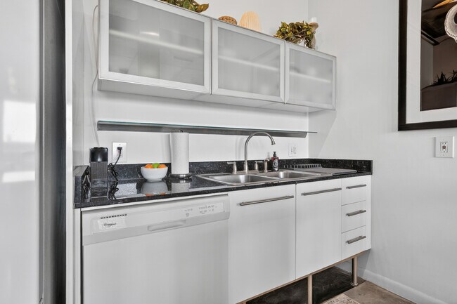 Building Photo - 10 SW South River Dr