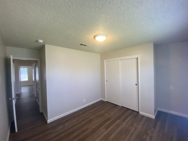 Building Photo - COZY HOME! APPLY NOW!