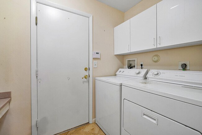 Building Photo - 1710 Lakefield N Ct