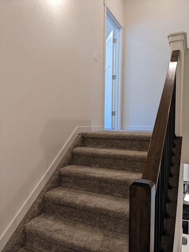 Building Photo - 3 Bed Luxury End Unit Townhome backs to Na...