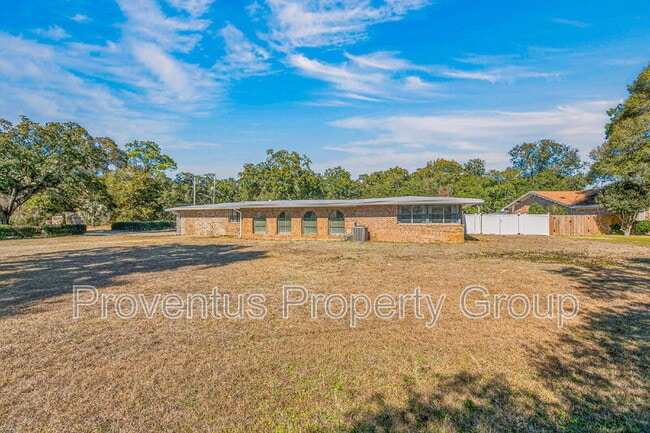 Building Photo - 8 Manor Dr