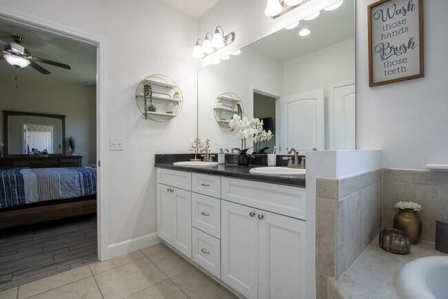 Building Photo - Spacious 3BR/2BA Home with Open Layout, Is...