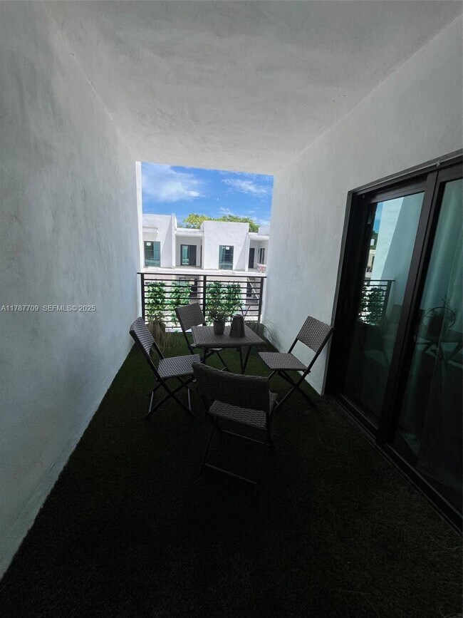 Building Photo - 2526 Pierce St