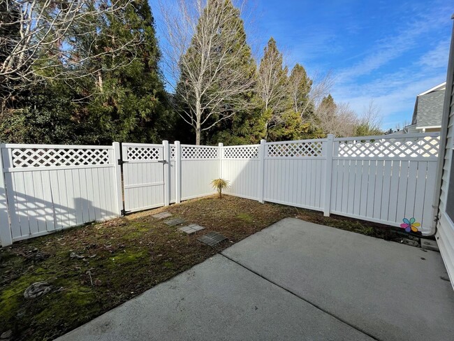 Building Photo - Charming 3 bedoom 2.5 bath town home in th...