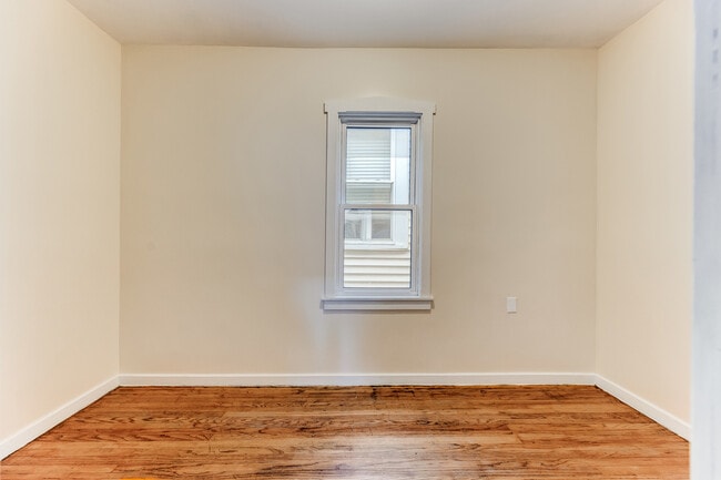 Building Photo - 1320 W 50th St