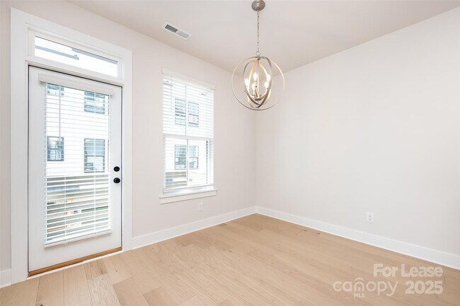 Building Photo - 320 S Turner Ave