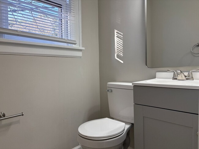 Building Photo - 2 Bedroom, 1 Bathroom Apartment in Reidsville!