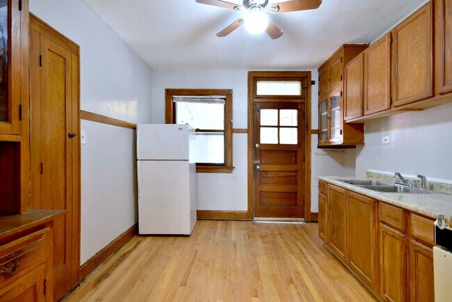 Building Photo - 608 N Mayfield Ave
