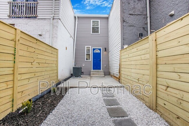 Building Photo - 702 19th St NE