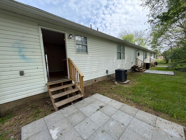 Building Photo - 121 Clyde Dr
