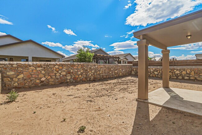 Building Photo - 649 La Entrada Cir