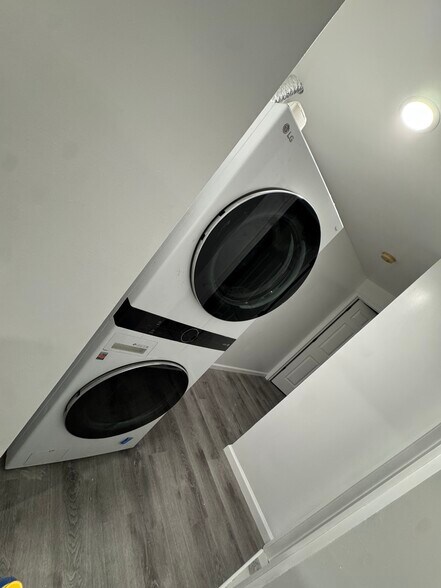 Building Photo - 48 1/2 3rd St